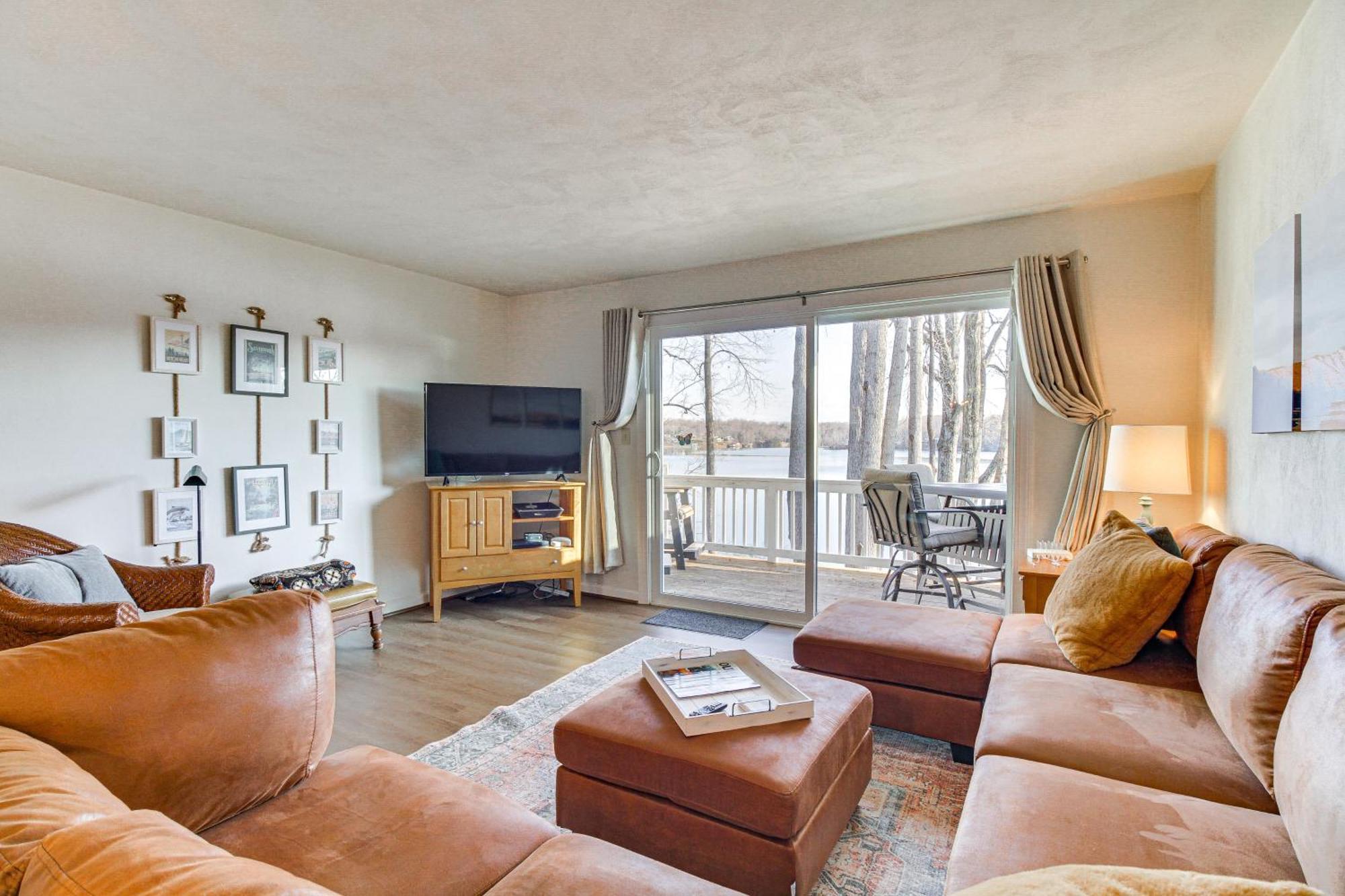 Lakefront With Community Boat Dock!