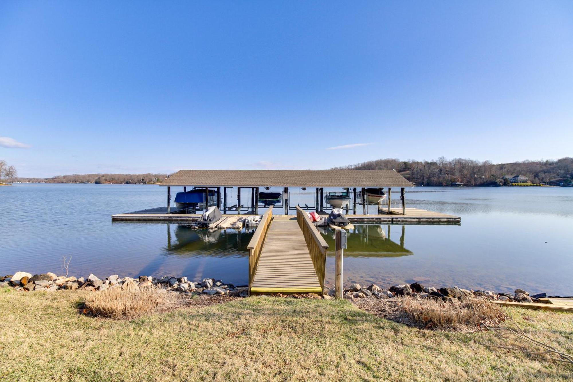 Lakefront With Community Boat Dock! * Moneta
